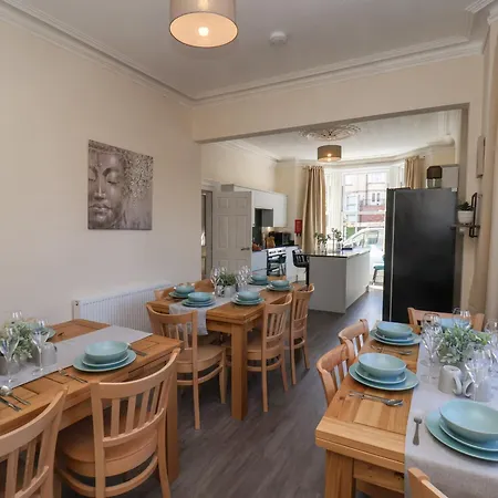 بيت للعطل The Corner House