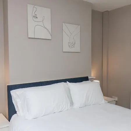 بيت للعطل The Corner House *